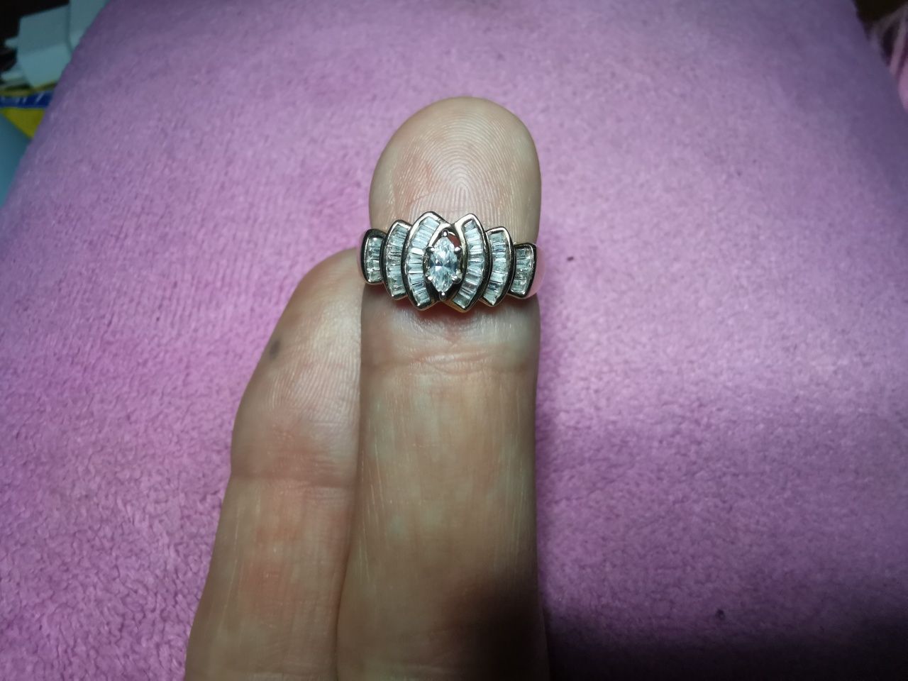 Exclusive Złoty pierścionek wysadzany diamentami 0.6 ct.
