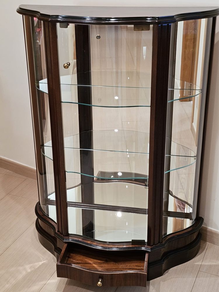 Móvel aparador com vitrine