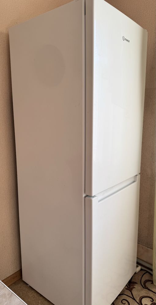 Холодильник Indesit LI7 SN1E W в ідеальному стані. Практично новий