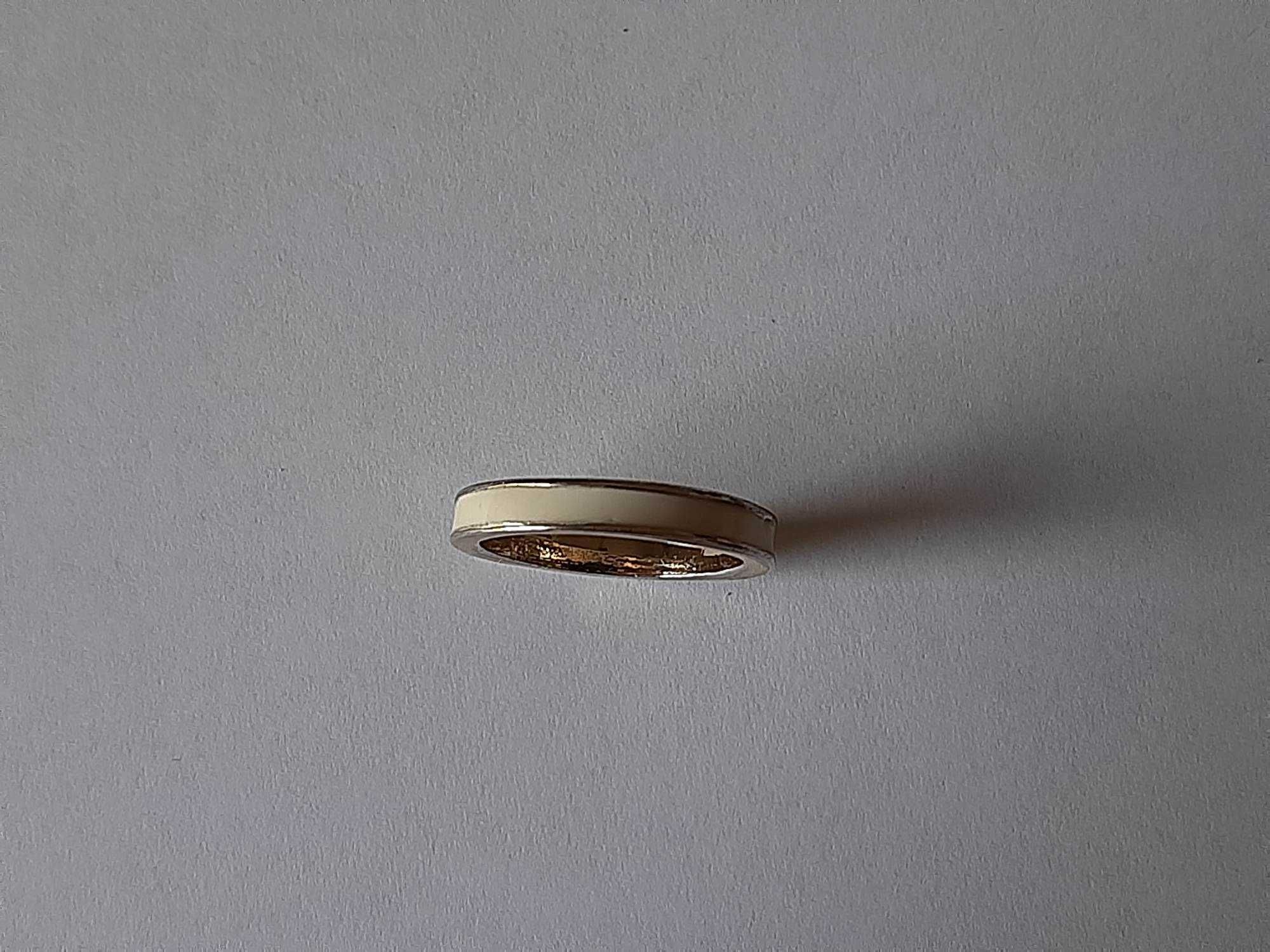 Obrączka pierścionek w srebrnym kolorze z kremowym brzegiem 1,9cm