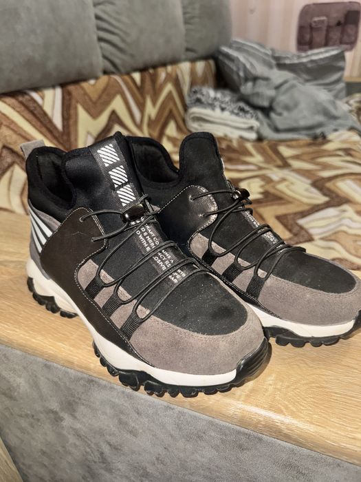 Жіночі кросівки