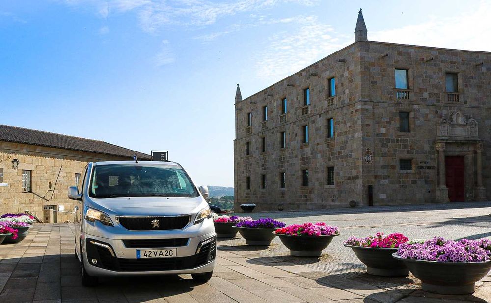 Transporte Privado em Minivan até 8 pessoas | Aeroportos | Tours
