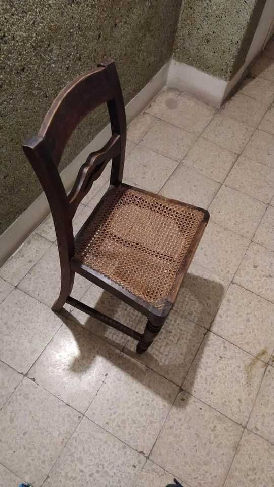 Cadeira de madeira com assento em palhinha
