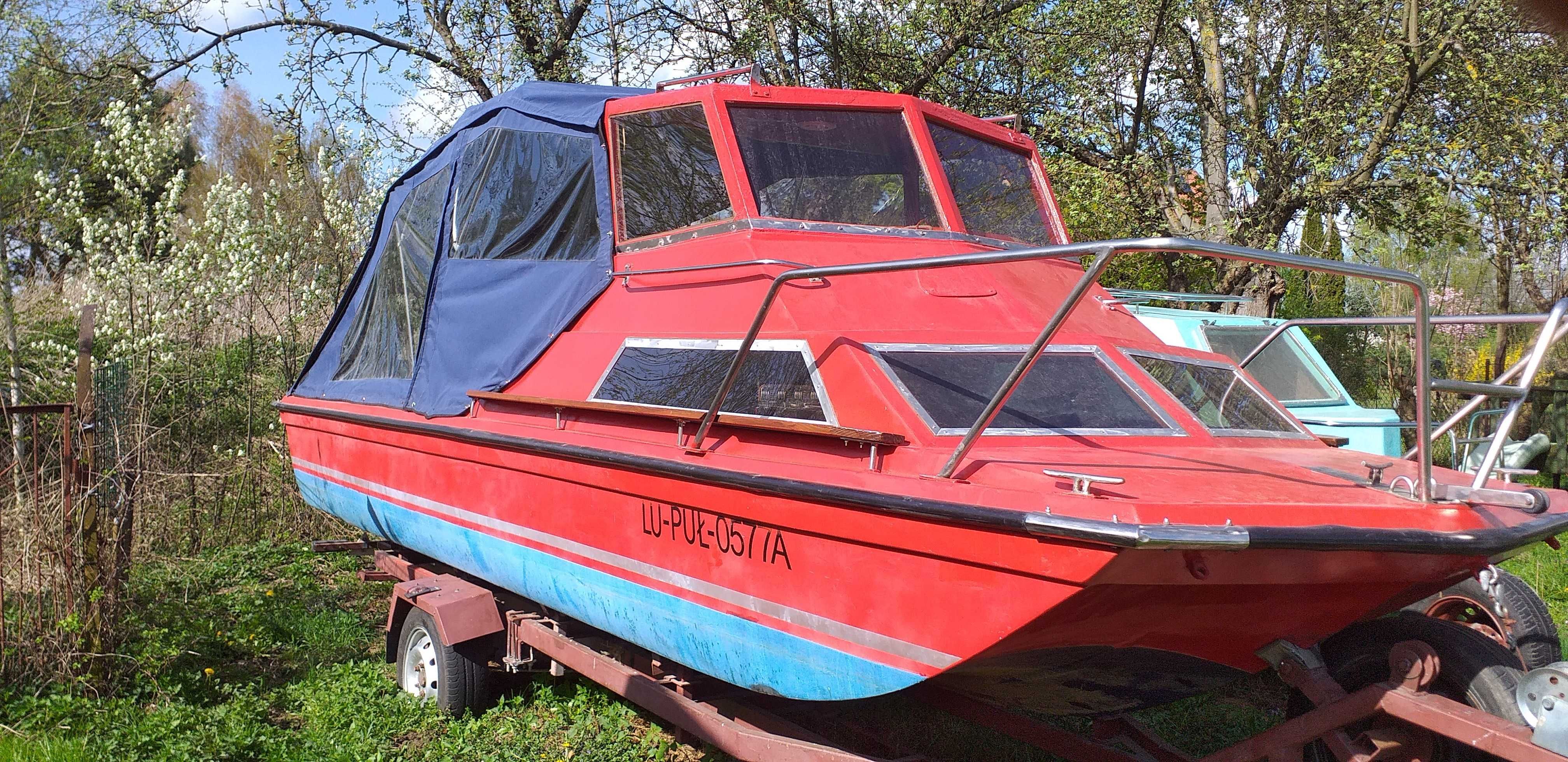 Łódka kabinowa-Trymaran z silnikiem