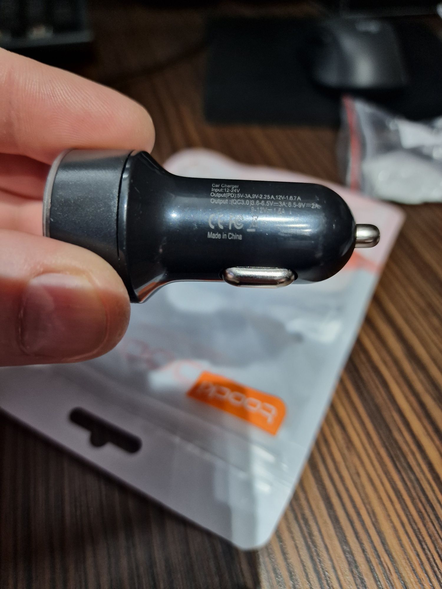Ładowarka samochodowa USB, USB-C, pomiar napięcia akumulatora