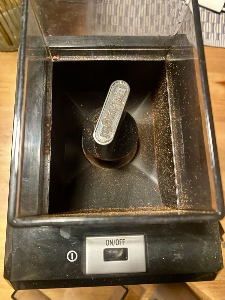 Młynek do kawy DeLonghi elektryczny