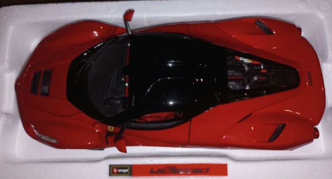 Bburago Ferrari Signature Laferrari czerwone, skala 1:18