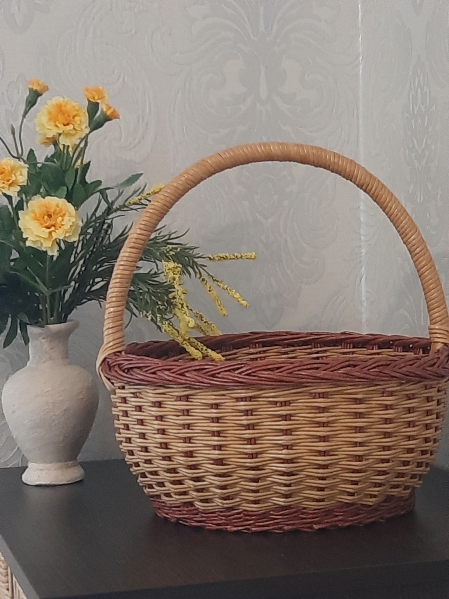 Плетёная корзина из лозы