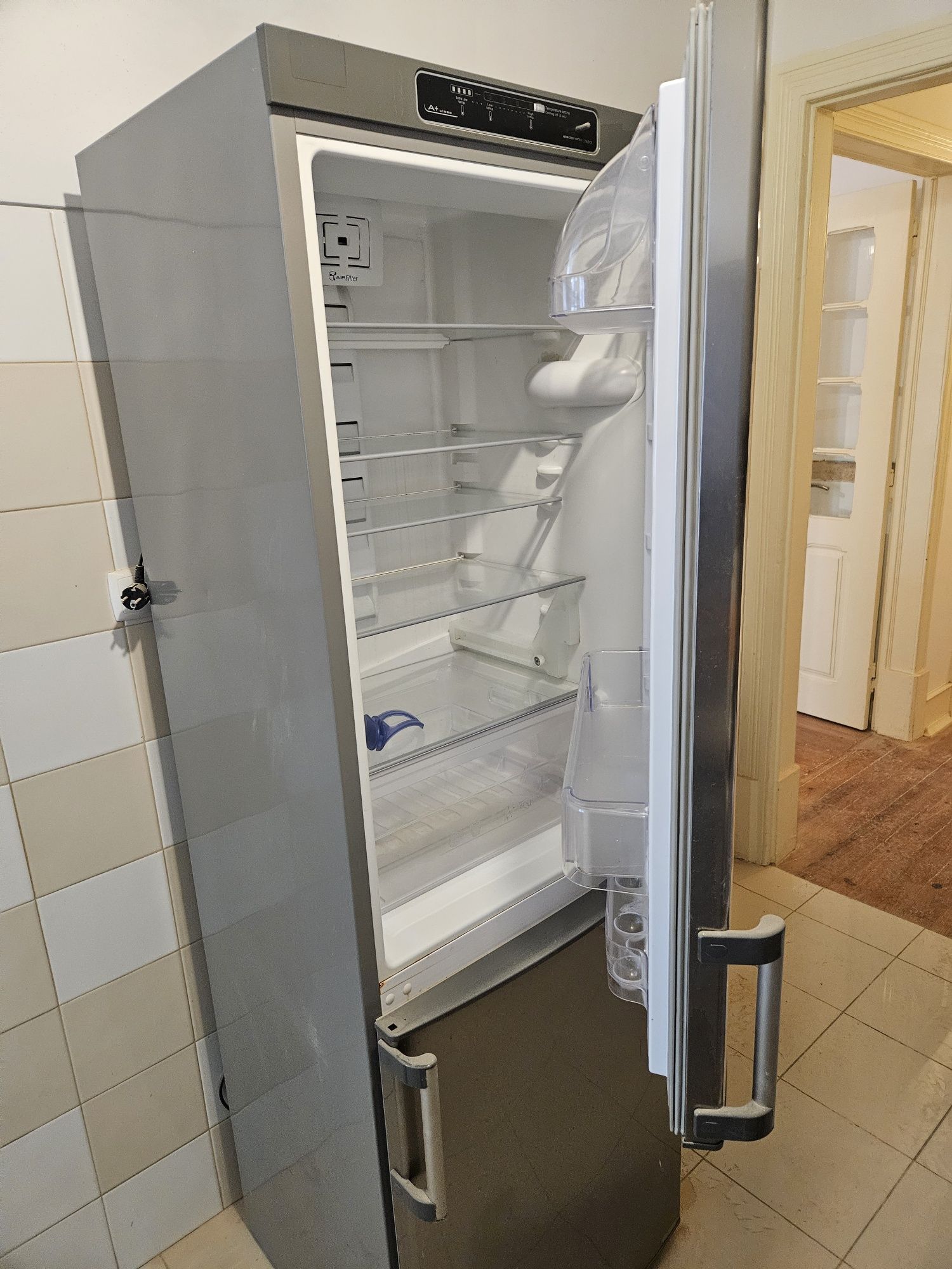 Frigorífico cinza combinado wirlpool