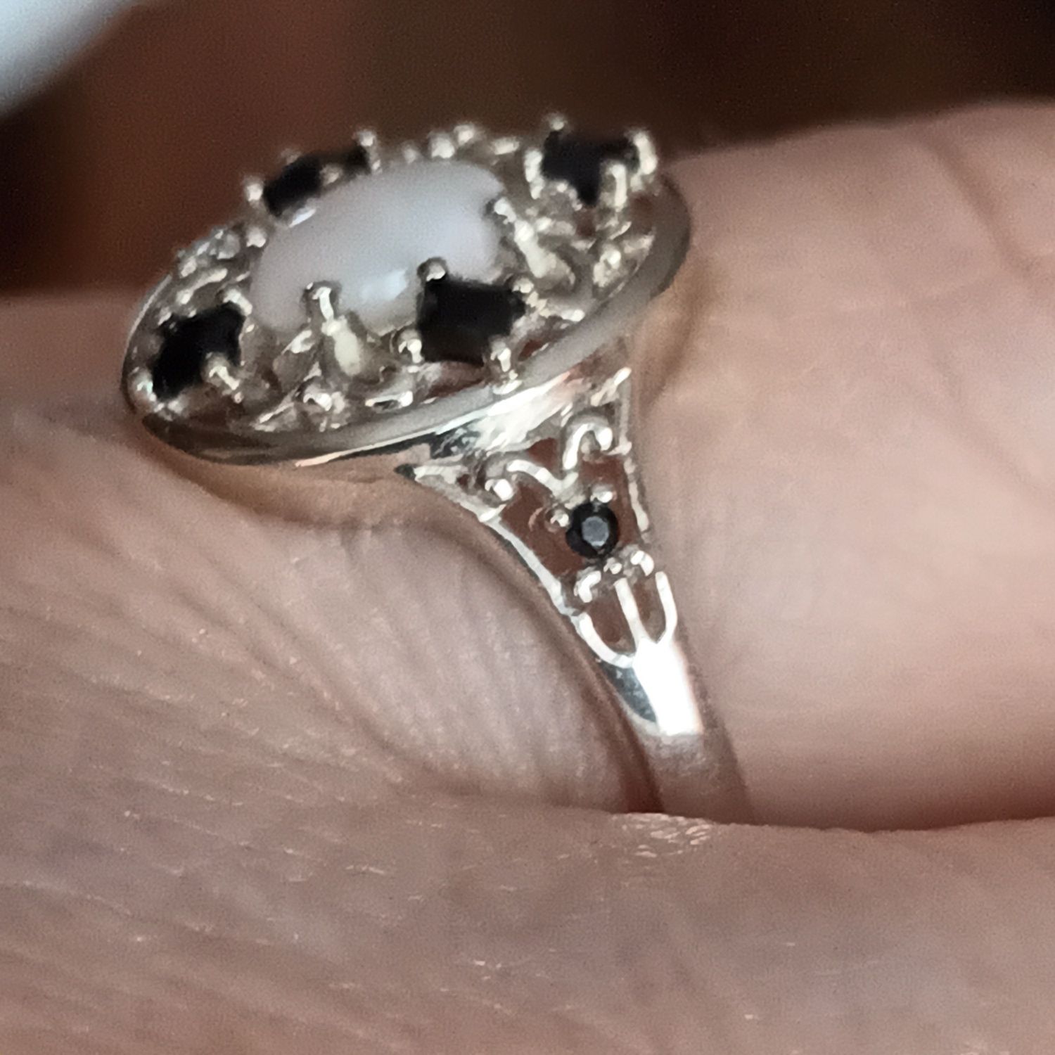 Pierścionek że śr. z OPALEM i CZARNYMI Spinelami 0.82 ct.