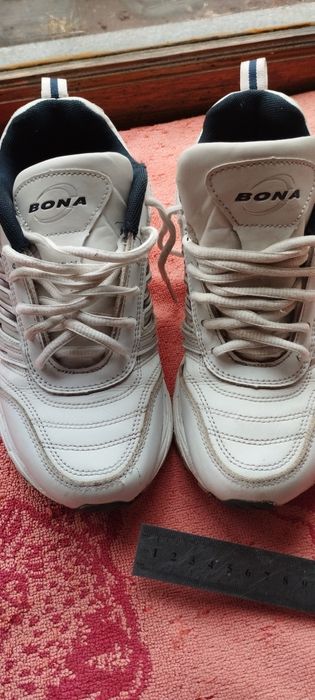 Продам кроссовки BONNA в хорошем состоянии.Размер 39,натуральная кожа.