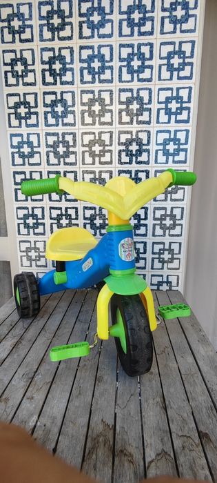 Triciclo colorido – ideal até aos 3 anos