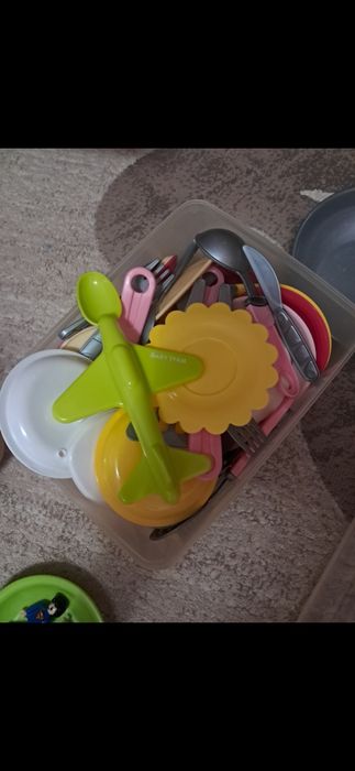 Дитяча кухнЯ з посудом.