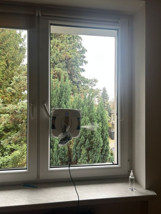 Wynajmę robota do mycia szyb, witryn, balustrad,przeszkleń