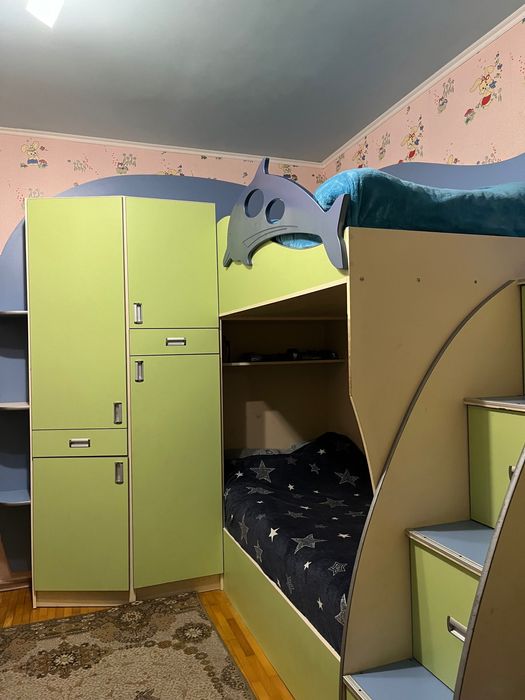 Комплект меблів  дит. кімнати, двоярусне ліжко, стіл, шафа. Терміново