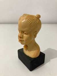 Escultura mulher africana rosa no pescoço em material nobre