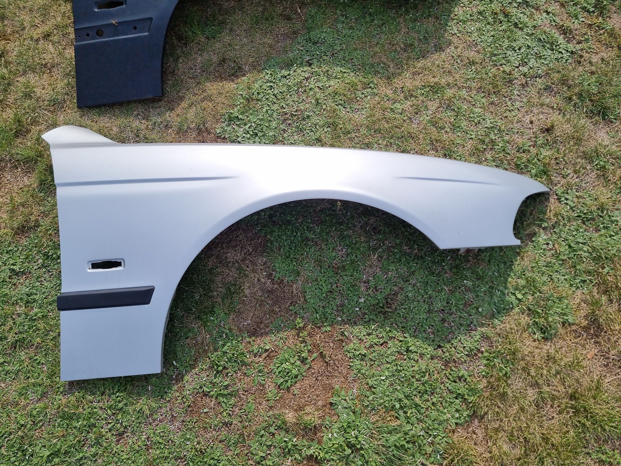 Błotnik prawy BMW E39 Titansilber Metallic