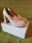 Beżowe buty na słupku rozmiar 40