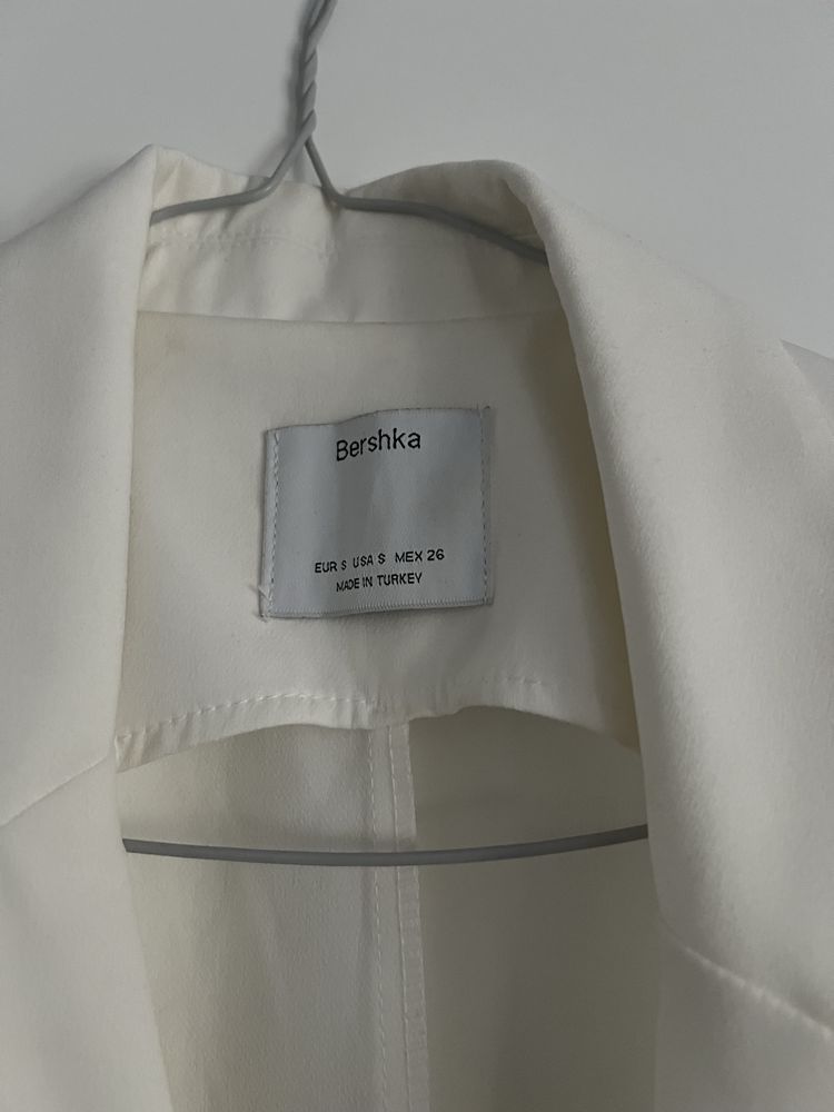 biala sukienka bershka