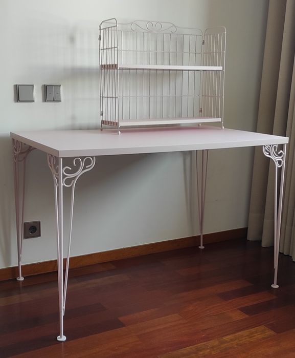 Secretária com estante