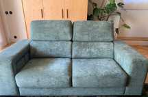 Sofá 2 lugares novo, com extensão para chaise longue e pufe adicional