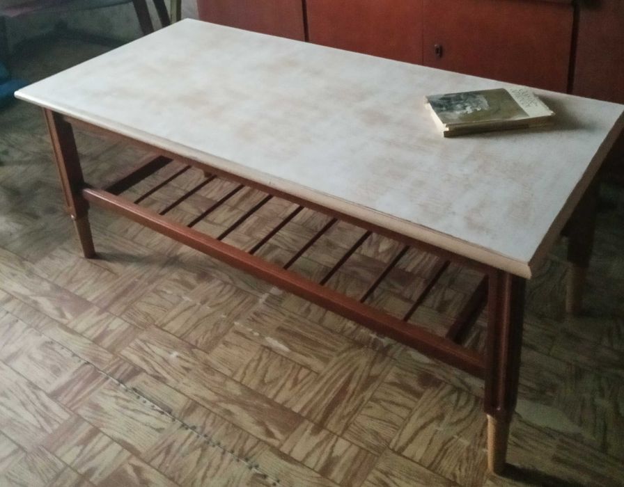 Журнальний дерев'яний стіл з ефектом старовини в стилі прованс