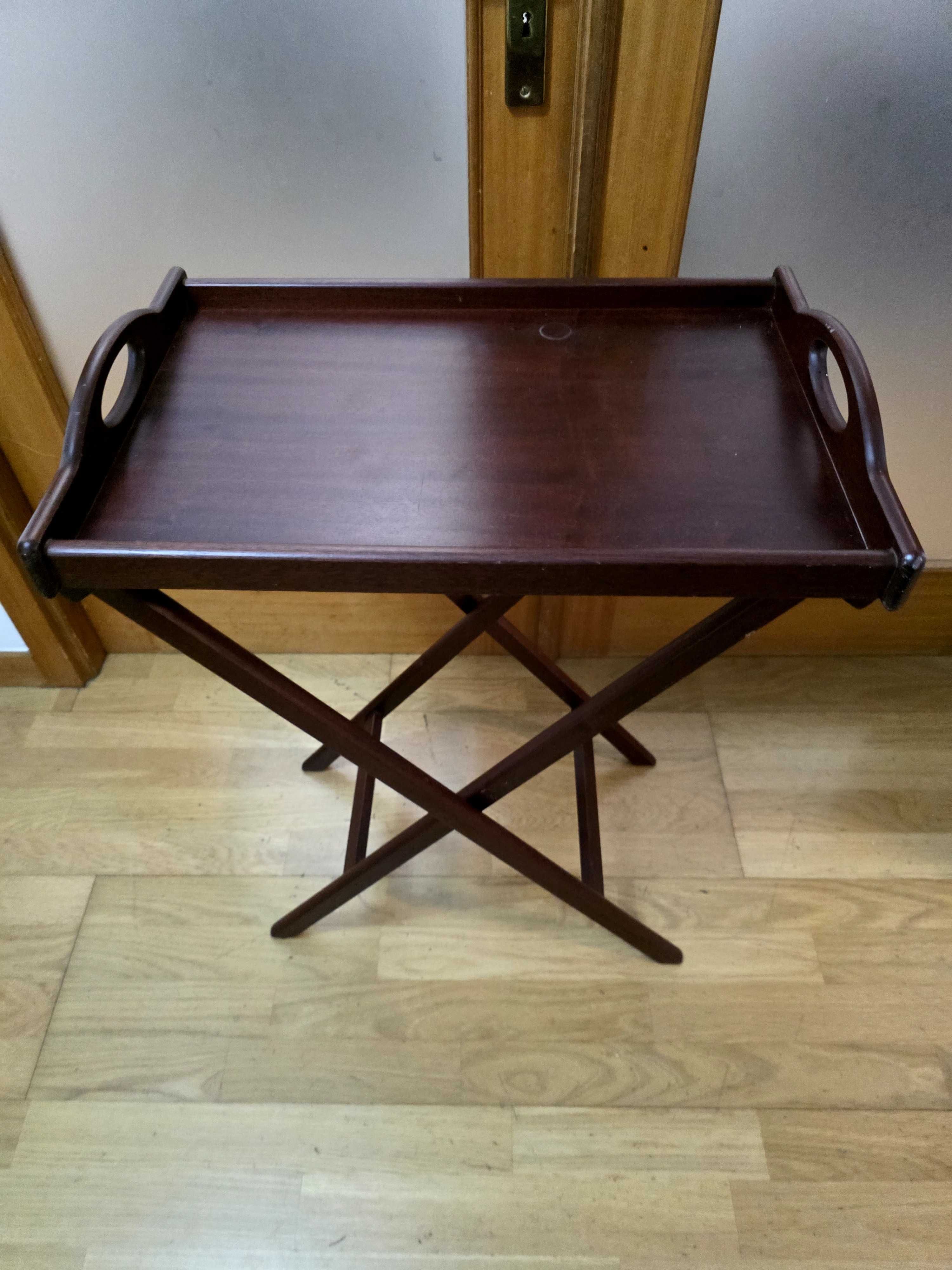 Mesa de apoio com tabuleiro