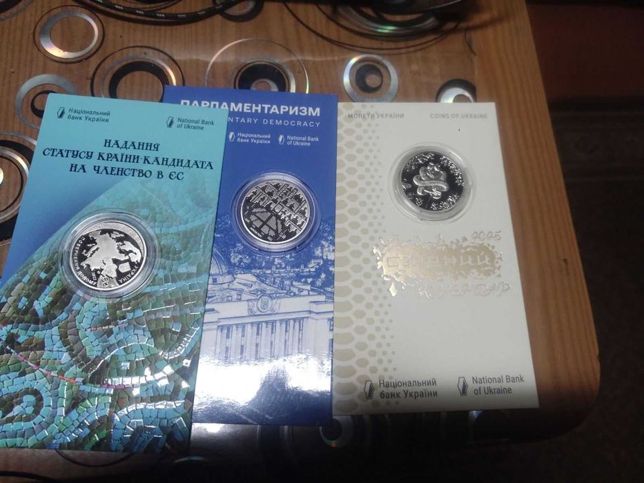 монети надання статусу, східний календар, парламентаризм