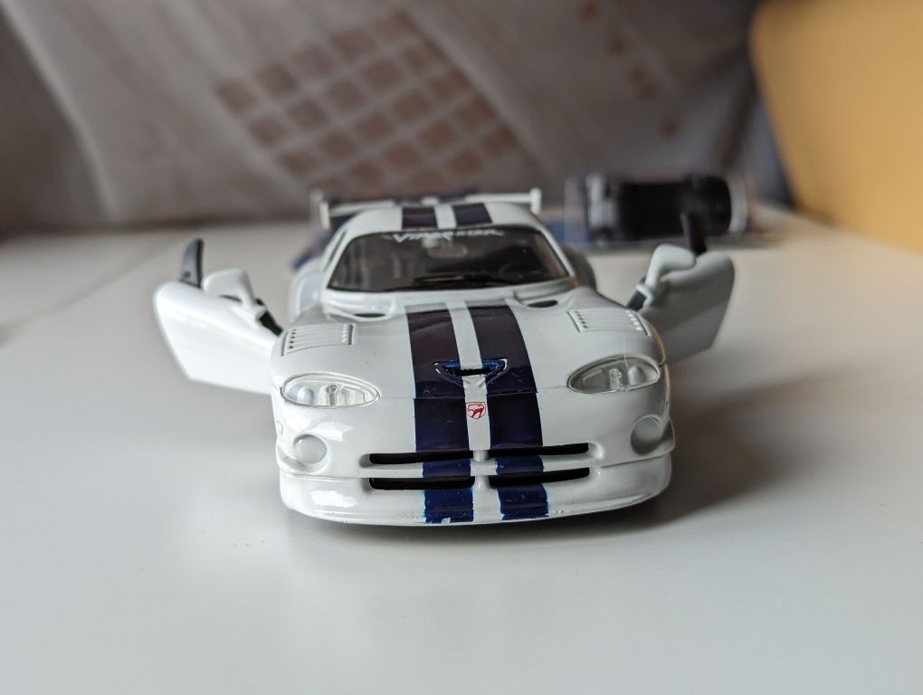 1/24 Maisto Dodge Viper GT2 маисто Додж вайпер белый модель машинка