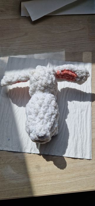 szydełkowny pluszak królik z czapeczka żaby