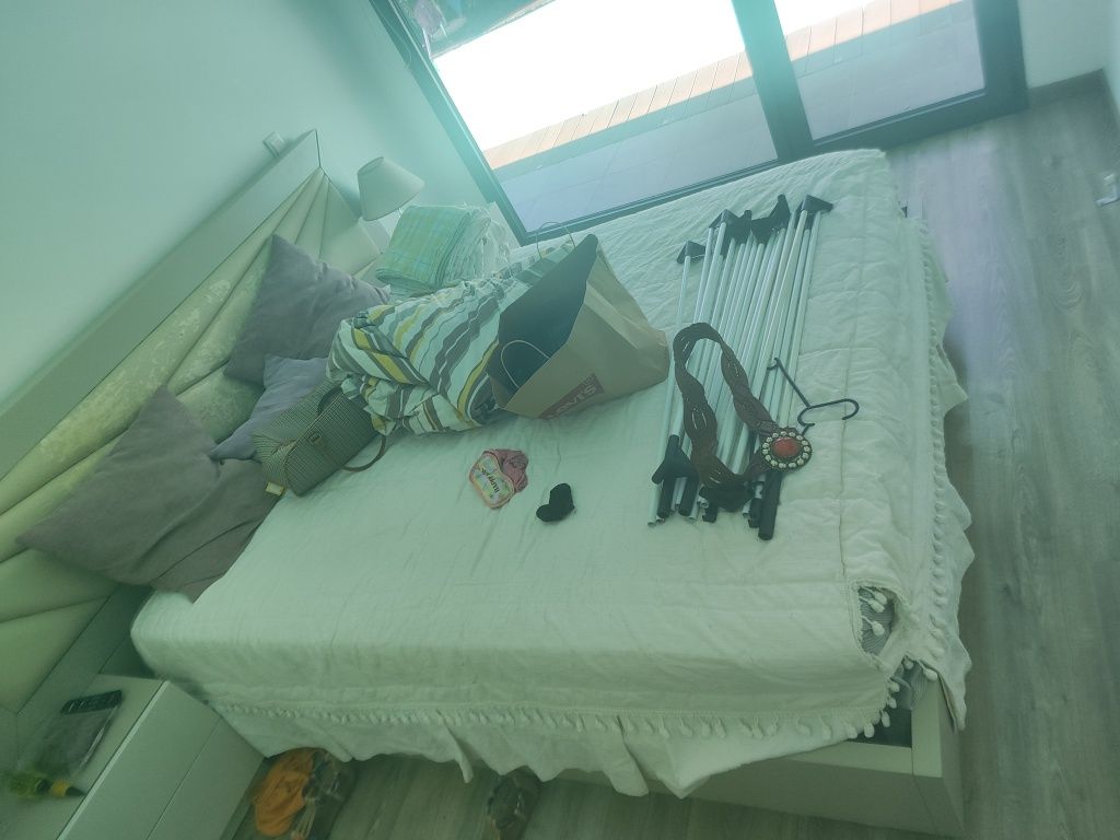 Cama de casal com 2 mesas de cabeceira