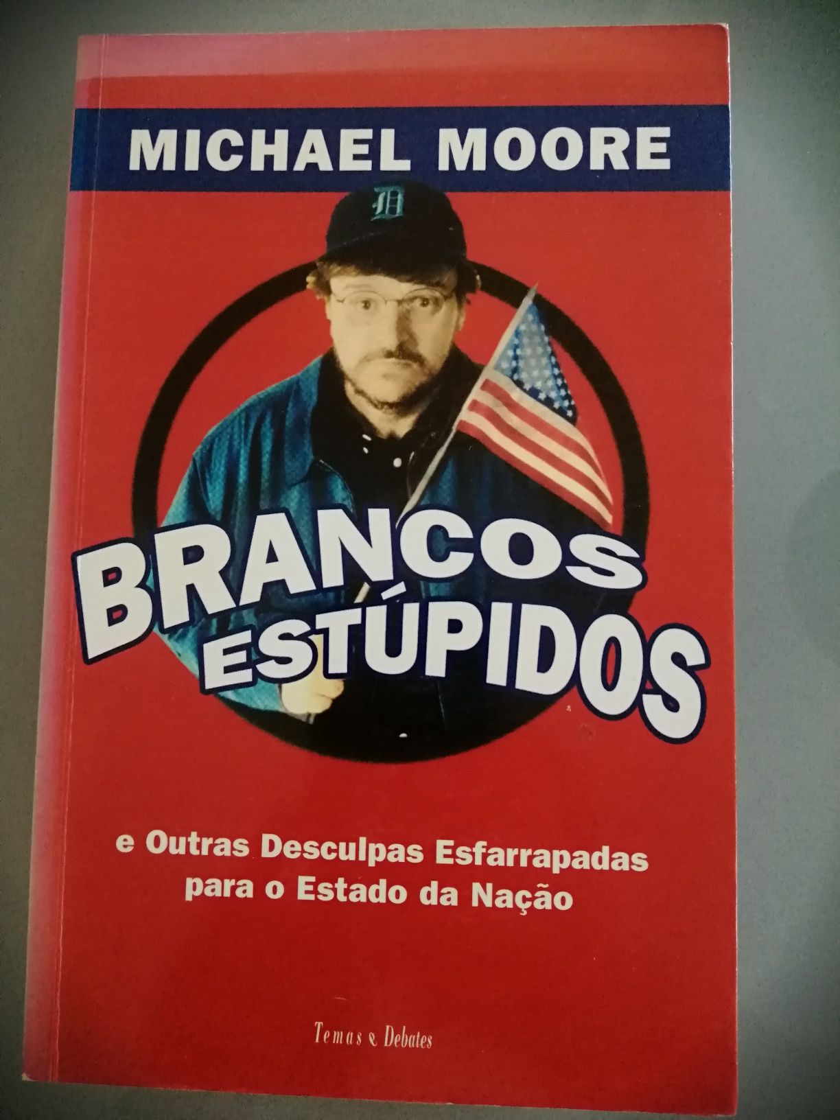 Brancos Estúpidos	... Michael Moore