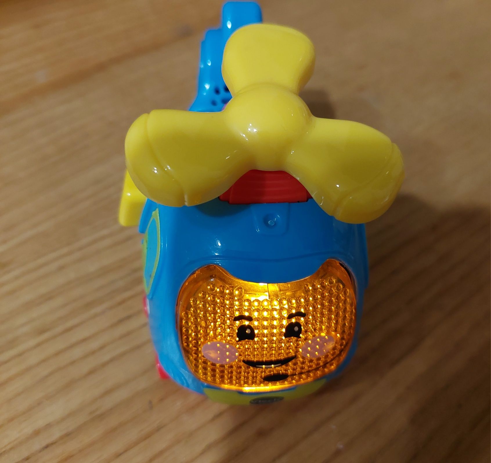 Helikopter firmy Vtech z ruchomym śmigłem, reagujacym na przycisk .