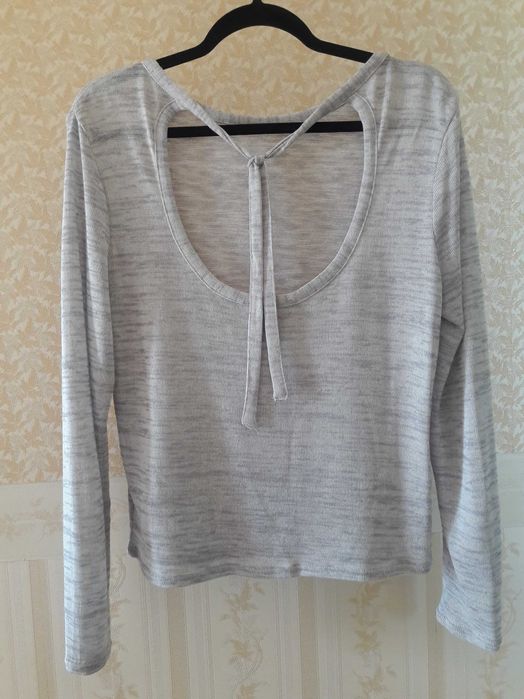 cienki sweterek z wycięciem na plecach i wiązaniem