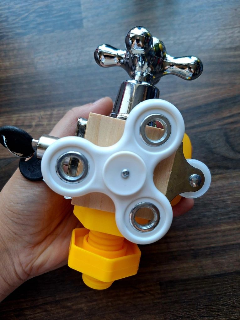 Drewniana kostka manipulacyjna spinner zamek z kluczami montessori