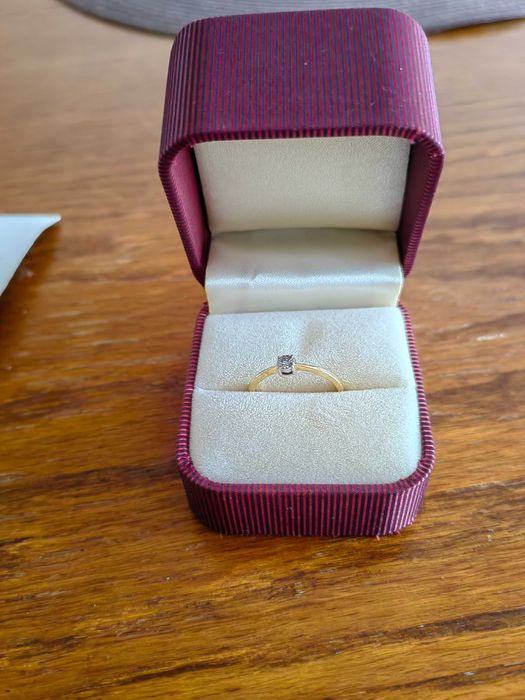 Złoty pierścionek zaręczynowy