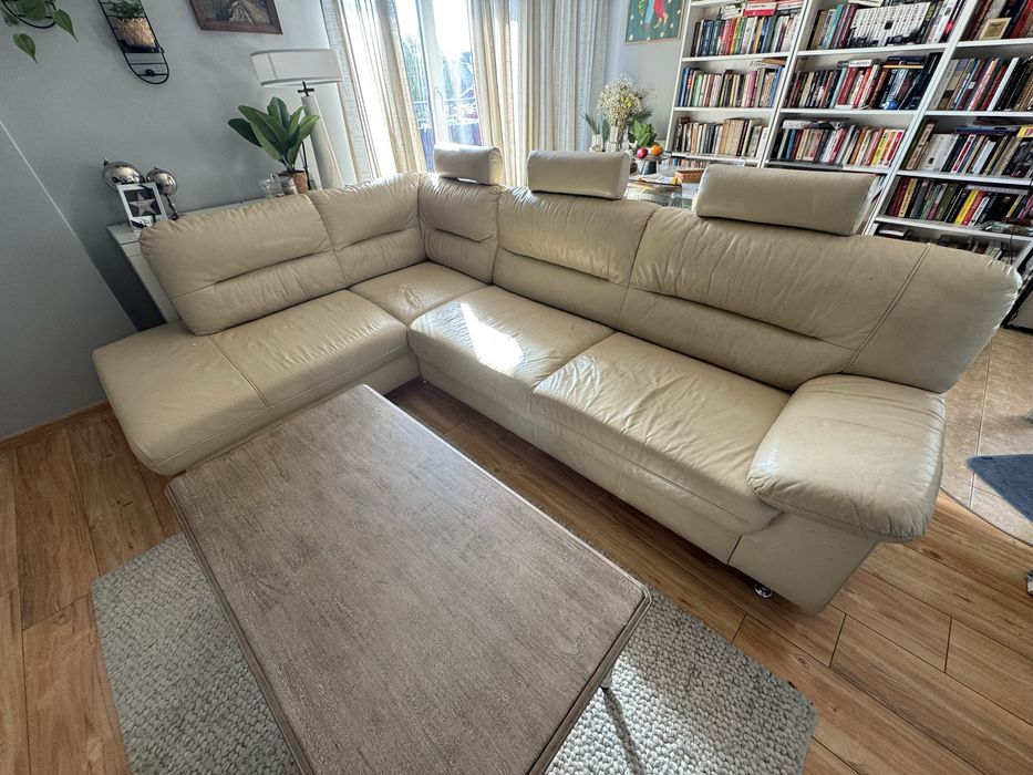 Sofa narożnik z funkcją spania i dwiema pufami