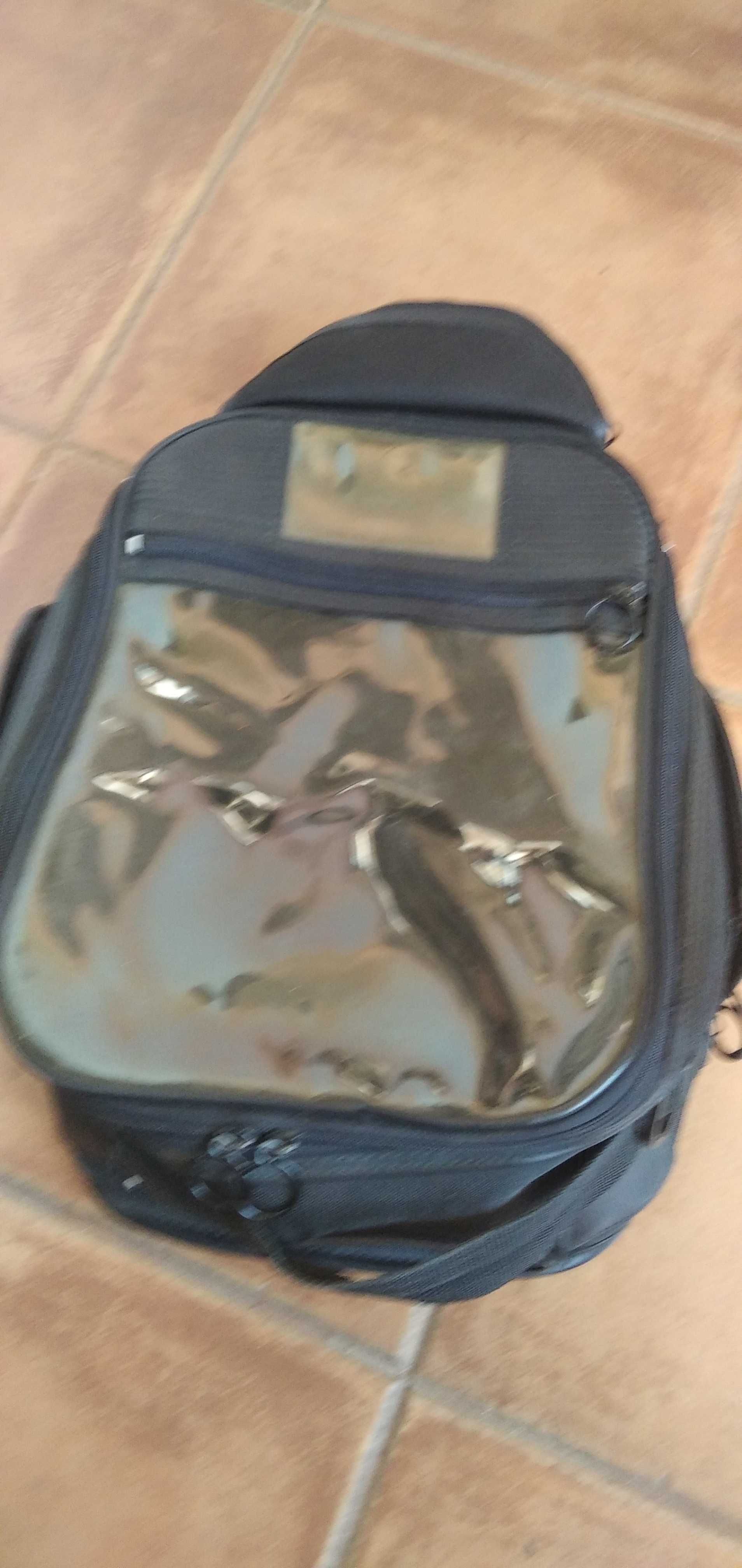 Mochila com imans para depósito de mota