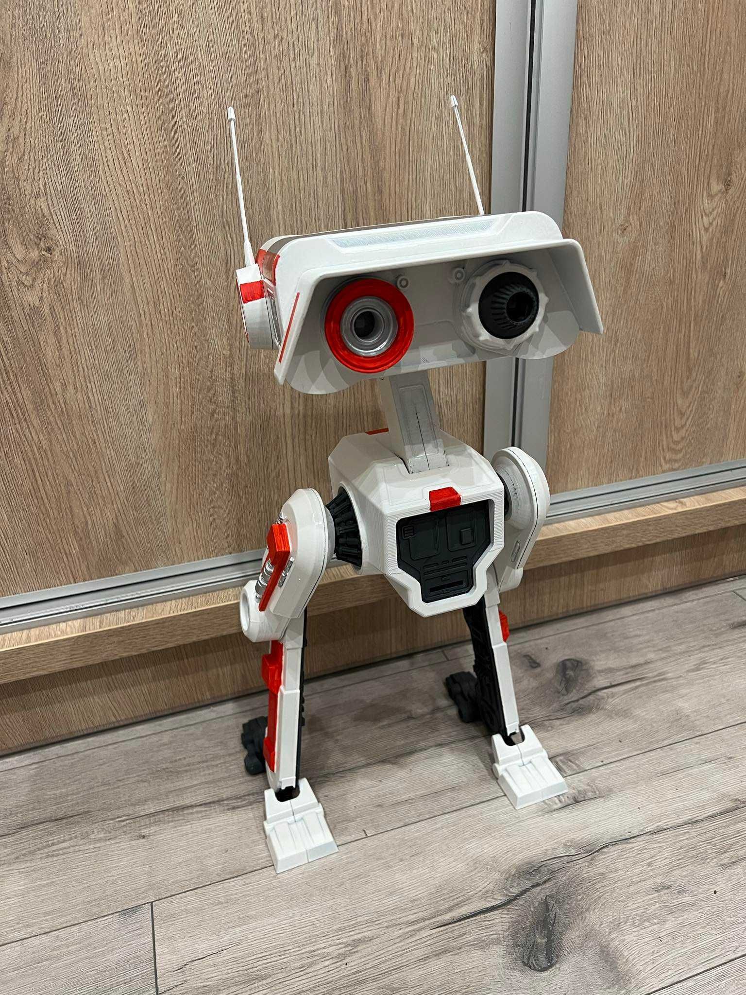 Robot BD1 z gwiezdnych wojen, BD-1 Star wars, świeci i wydaje dźwięki