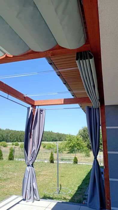 Pergola z roletą rzymską – konstrukcja drewniana lub aluminiowa