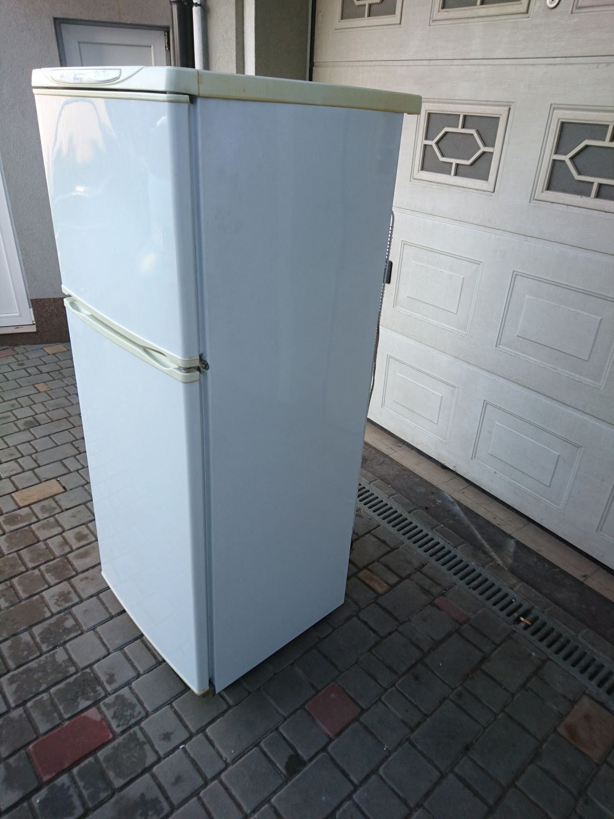 Холодильник двухкамерный продам