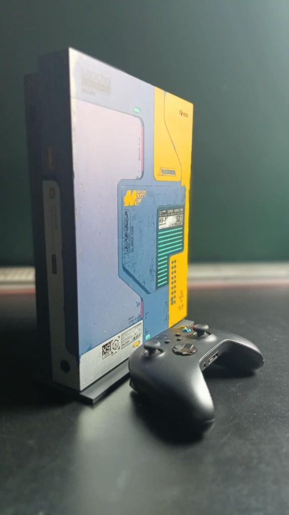 Xbox One X 1TB Cyberpunk Edition + pad