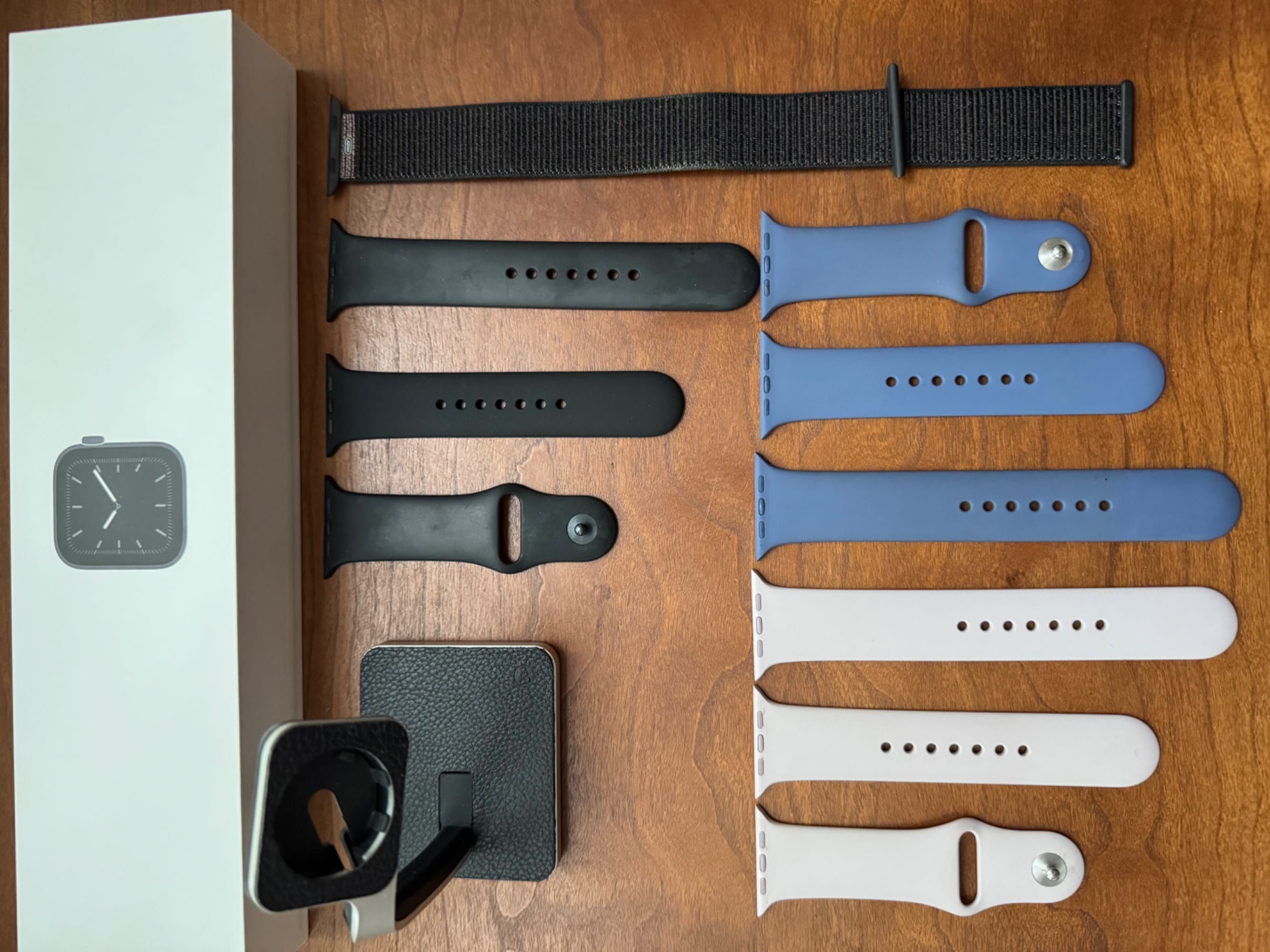Apple Watch 5, 44mm, zestaw z ładowarką, stojakiem i 4 paskami