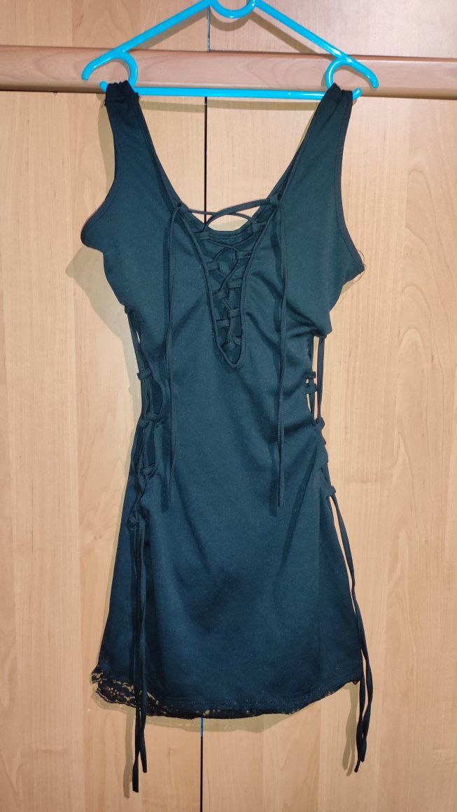 Czarna mini z koronką i sexy sznurkami po bokach i z tyłu r. S/M