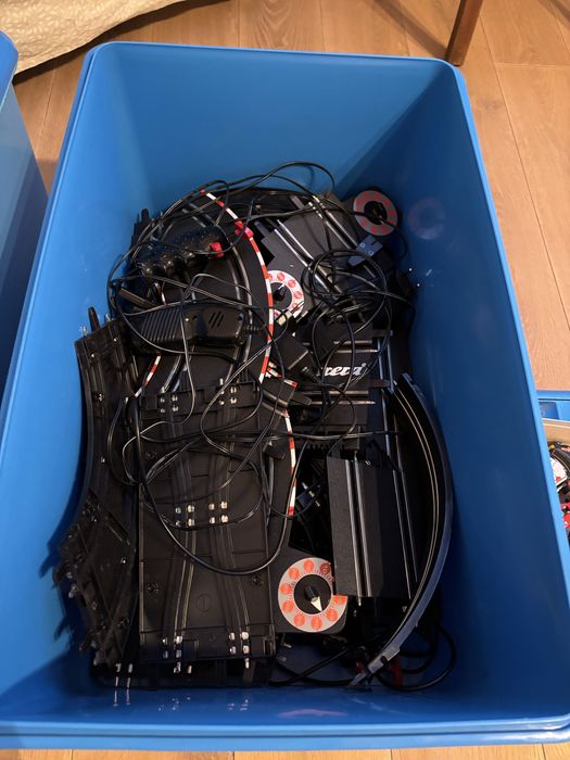 Tory Carrera z autami