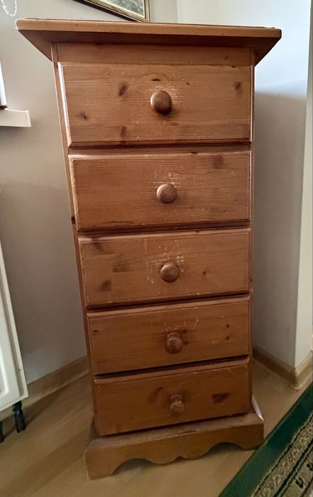 Witryna z drewna ze szklanymi drzwiami szafa i komoda