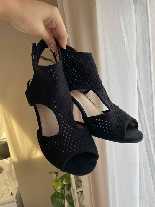 Żakardowe sandałki z dziurek