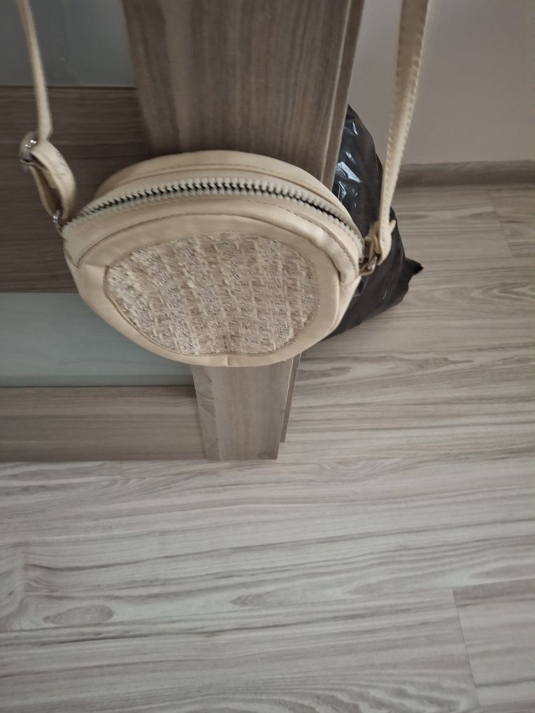 Mała beżowa torebka okrągła