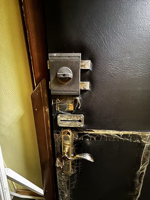 Отдам бесплатно крепкую входную металлическую дверь! Самовывоз.