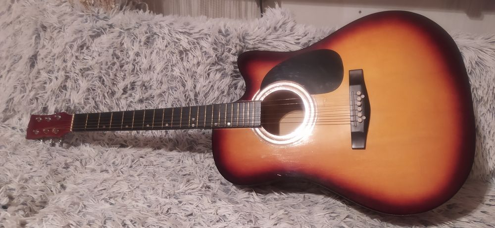 Gitara akustyczna w dobrym stanie
